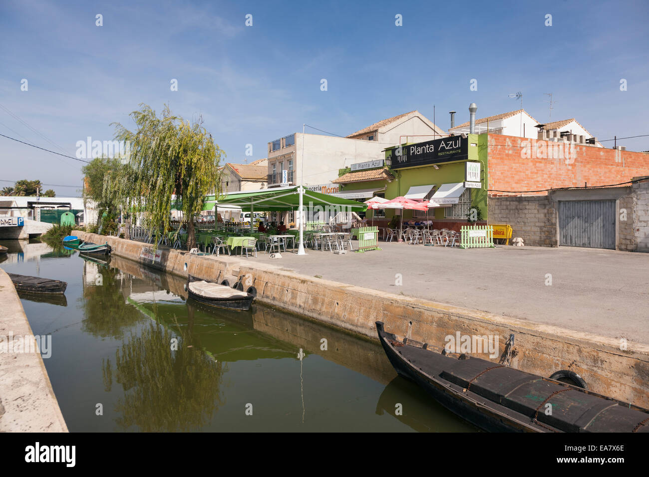 Boote vertäut am El Palmar, Albufera, Valencia, Spanien. Stockfoto