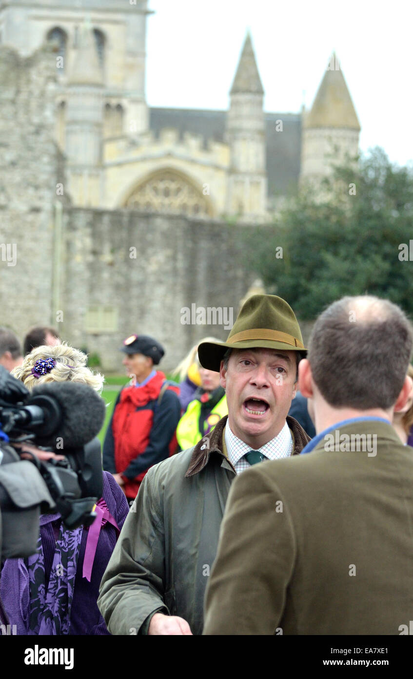 Rochester, Großbritannien. 8. November 2014. Nigel Farage kehrt nach Rochester zum siebten Mal, Mark Reckless vor der Nachwahl am 20. November zu unterstützen. Rochester Kathedrale im Hintergrund Stockfoto