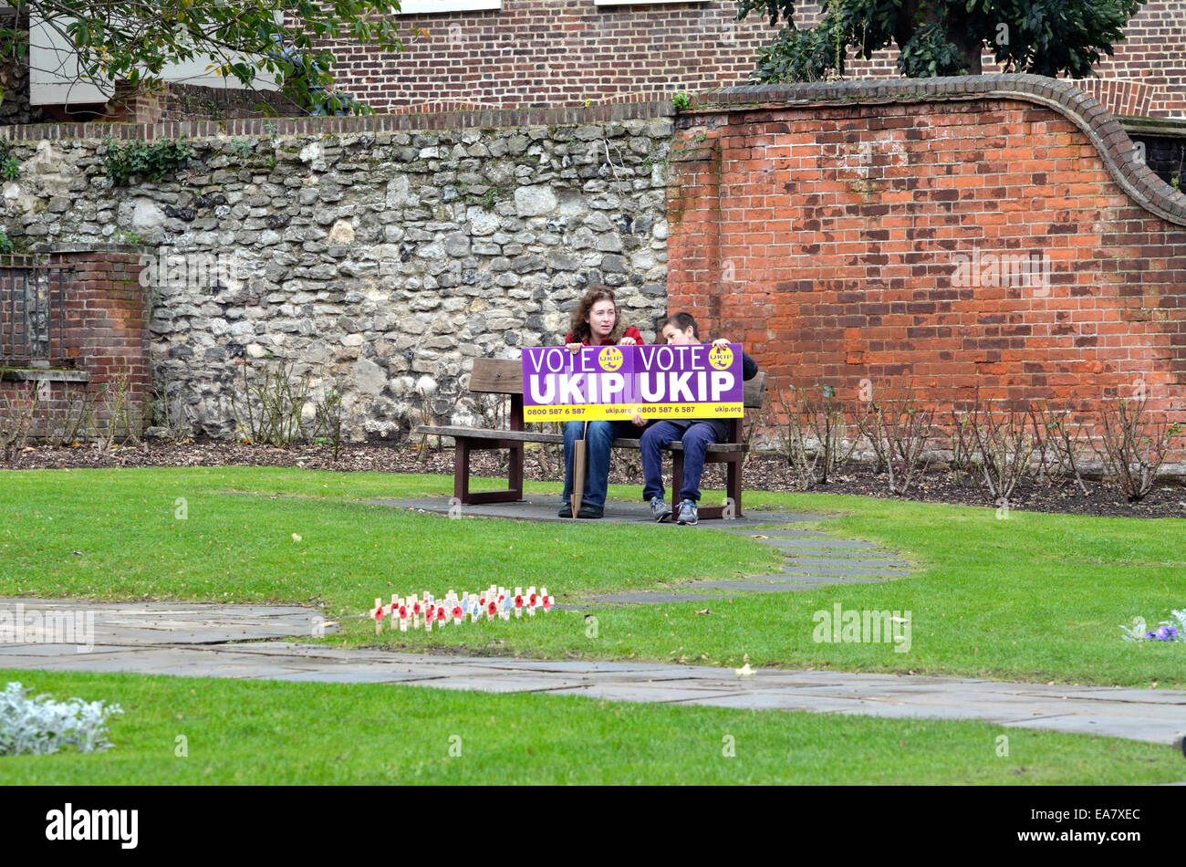 Rochester, Großbritannien. 8. November 2014. Nigel Farage kehrt nach Rochester zum siebten Mal, Mark Reckless vor der Nachwahl am 20. November zu unterstützen. Der UKIP jüngste Unterstützer Ethan Anderson und seine Mutter Stockfoto