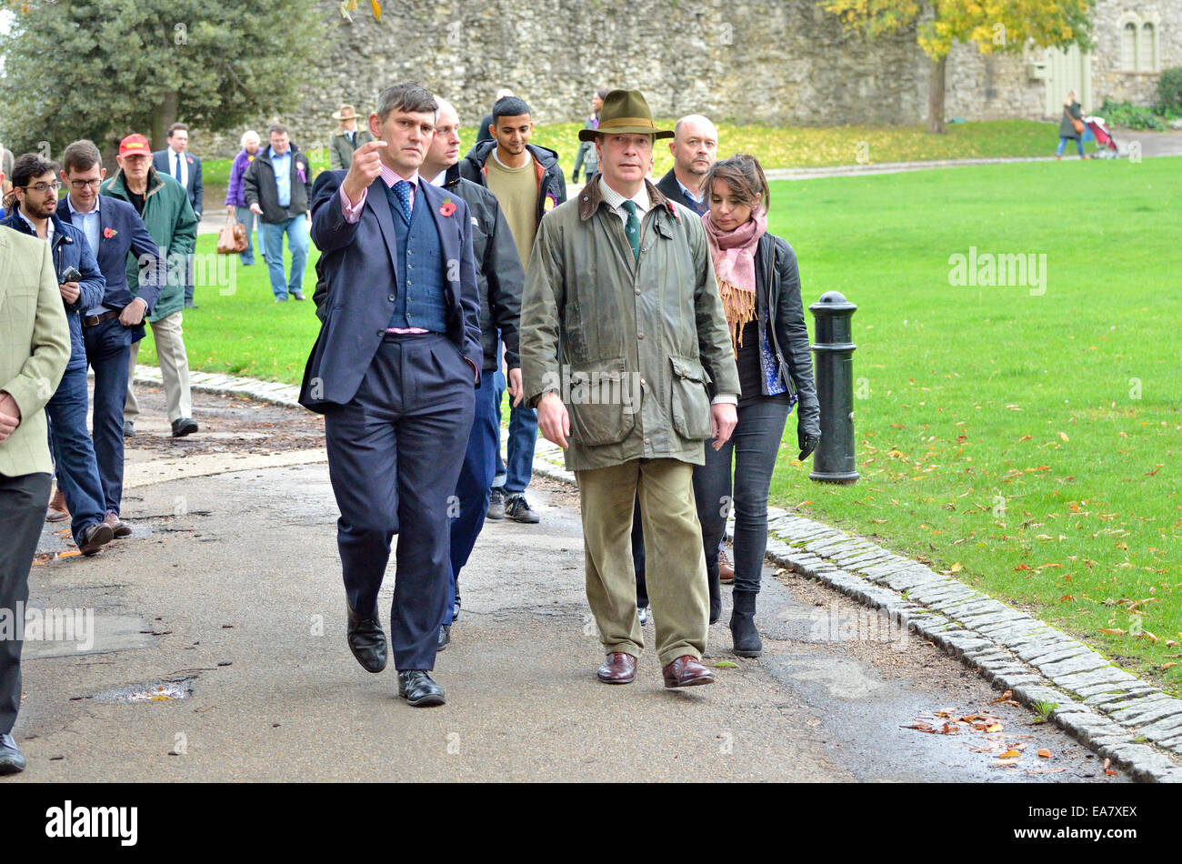 Rochester, Großbritannien. 8. November 2014. Nigel Farage mit senior UKIP Pressestelle Gawain Towler vor 2014 Nachwahl. Stockfoto