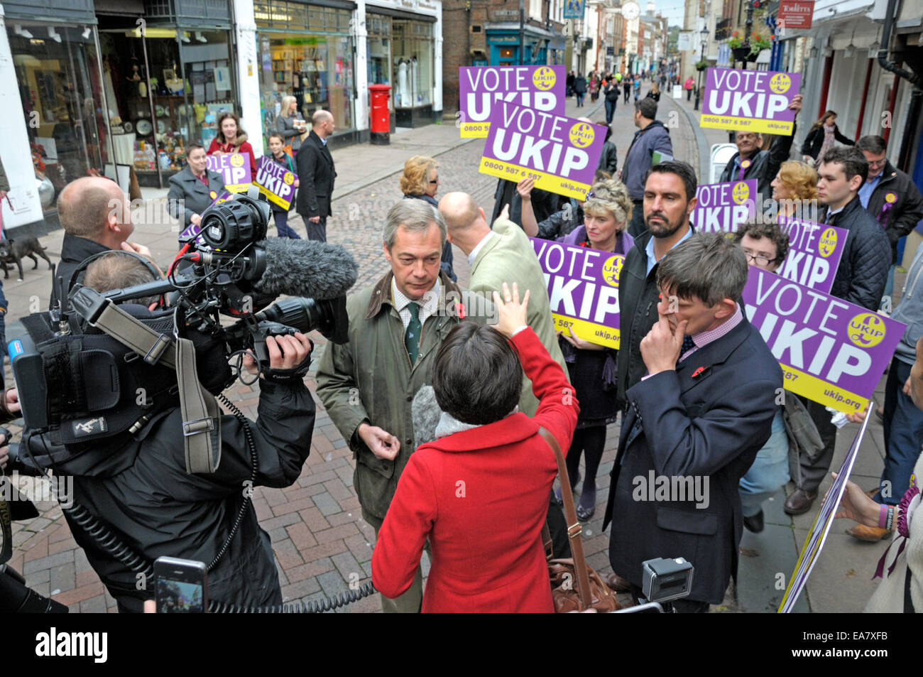 Rochester, Großbritannien. 8. November 2014. Nigel Farage kehrt nach Rochester zum siebten Mal, Mark Reckless vor der Nachwahl am 20. November zu unterstützen. TV-Interview in der High Street Stockfoto