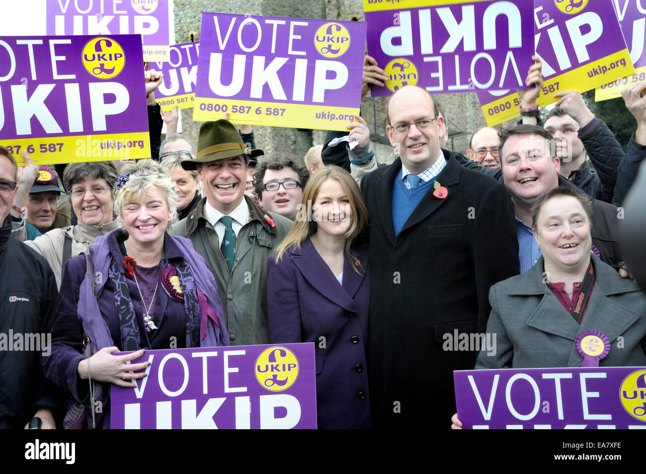 Rochester, Großbritannien. 8. November 2014. Nigel Farage zurück zu Rochester zum siebten Mal zu unterstützen Mark Reckless vor der Nachwahl am 20. November. Treffen mit Anhänger auf der Burg Stockfoto