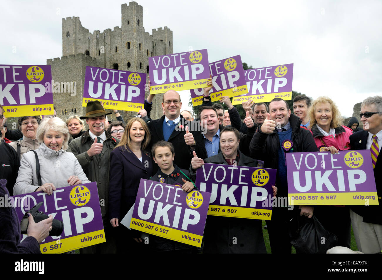 Rochester, Großbritannien. 8. November 2014. Nigel Farage zurück zu Rochester zum siebten Mal zu unterstützen Mark Reckless vor der Nachwahl am 20. November. Treffen mit Anhänger auf der Burg Stockfoto