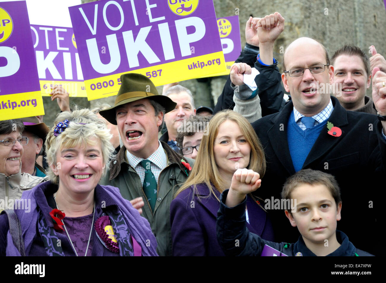 Rochester, Großbritannien. 8. November 2014. Nigel Farage kehrt nach Rochester zum siebten Mal, Mark Reckless vor der Nachwahl am 20. November zu unterstützen. Treffen mit Fans auf der Burg Mark Reckless mit seiner Frau, Nigel Farage und Caroline Stephens (prospektive UKIP Kandidat für Stroud) Stockfoto