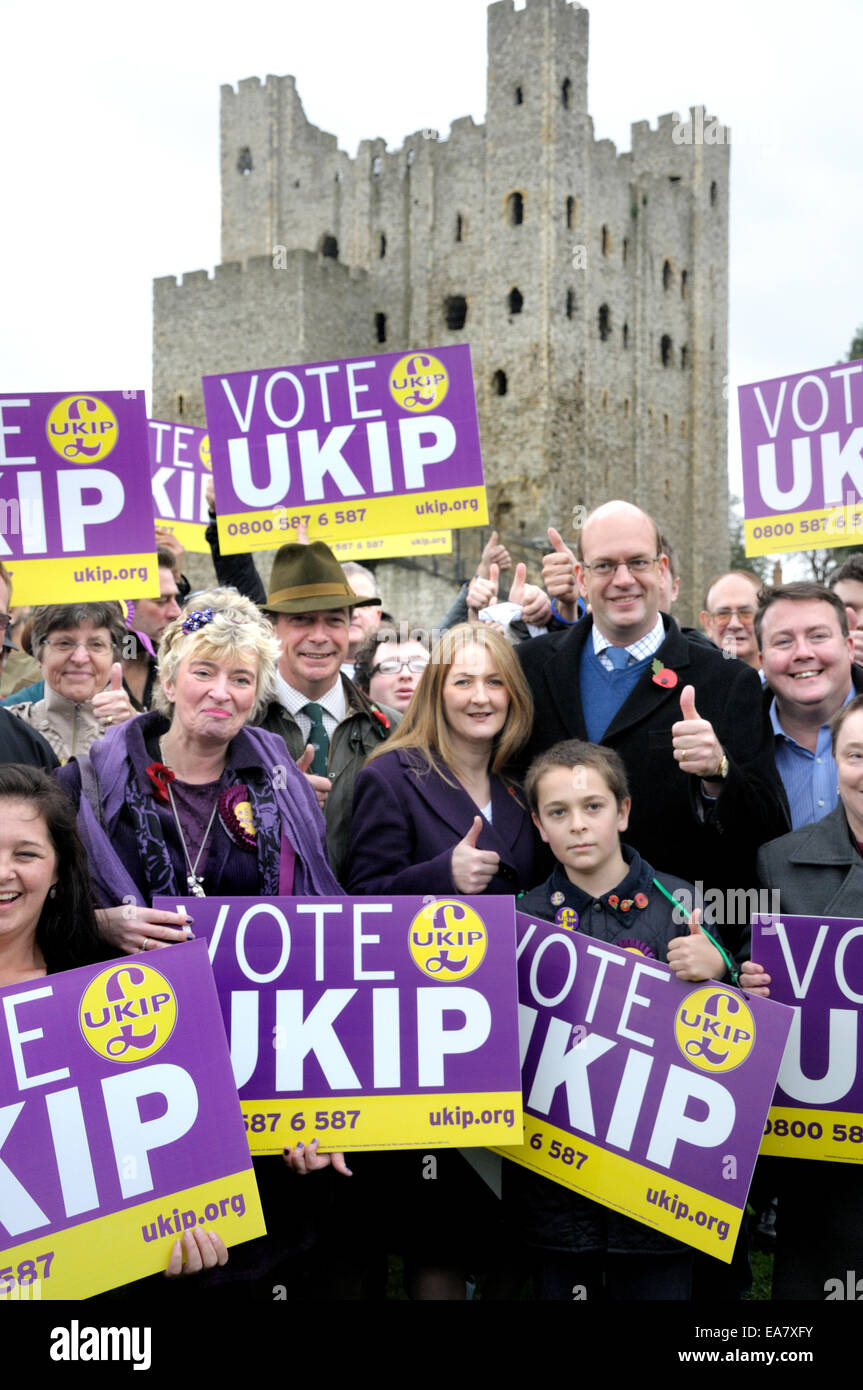 Rochester, Großbritannien. 8. November 2014. Nigel Farage zurück zu Rochester zum siebten Mal zu unterstützen Mark Reckless vor der Nachwahl am 20. November. Treffen mit Anhänger auf der Burg Stockfoto