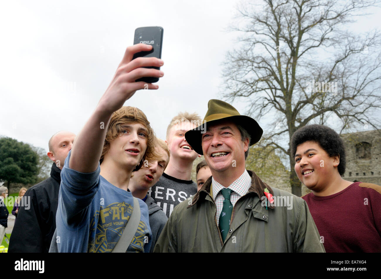 Rochester, Großbritannien. 8. November 2014. Nigel Farage kehrt nach Rochester zum siebten Mal, Mark Reckless vor der Nachwahl am 20. November zu unterstützen. Posieren für ein Selbstporträt mit jungen, die aufgedreht hatte, Fußball zu spielen Stockfoto