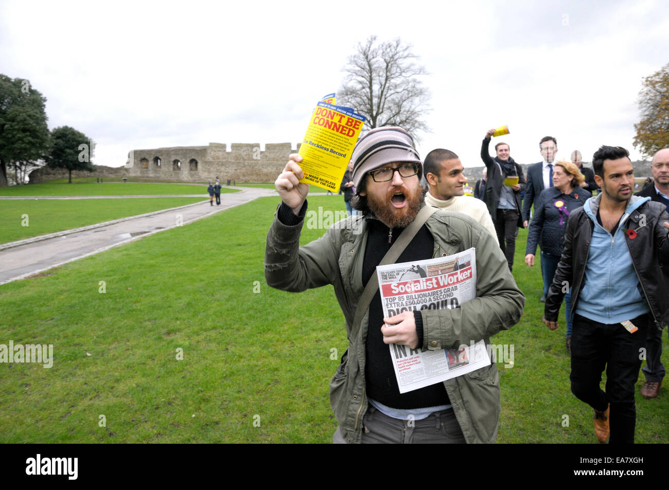 Rochester, Großbritannien. 8. November 2014. Nigel Farage kehrt nach Rochester zum siebten Mal, Mark Reckless vor der Nachwahl am 20. November zu unterstützen. Demonstrant mit der Socialist Worker Anti-die UKIP Parolen schreien, als sie die Burg verlassen Stockfoto