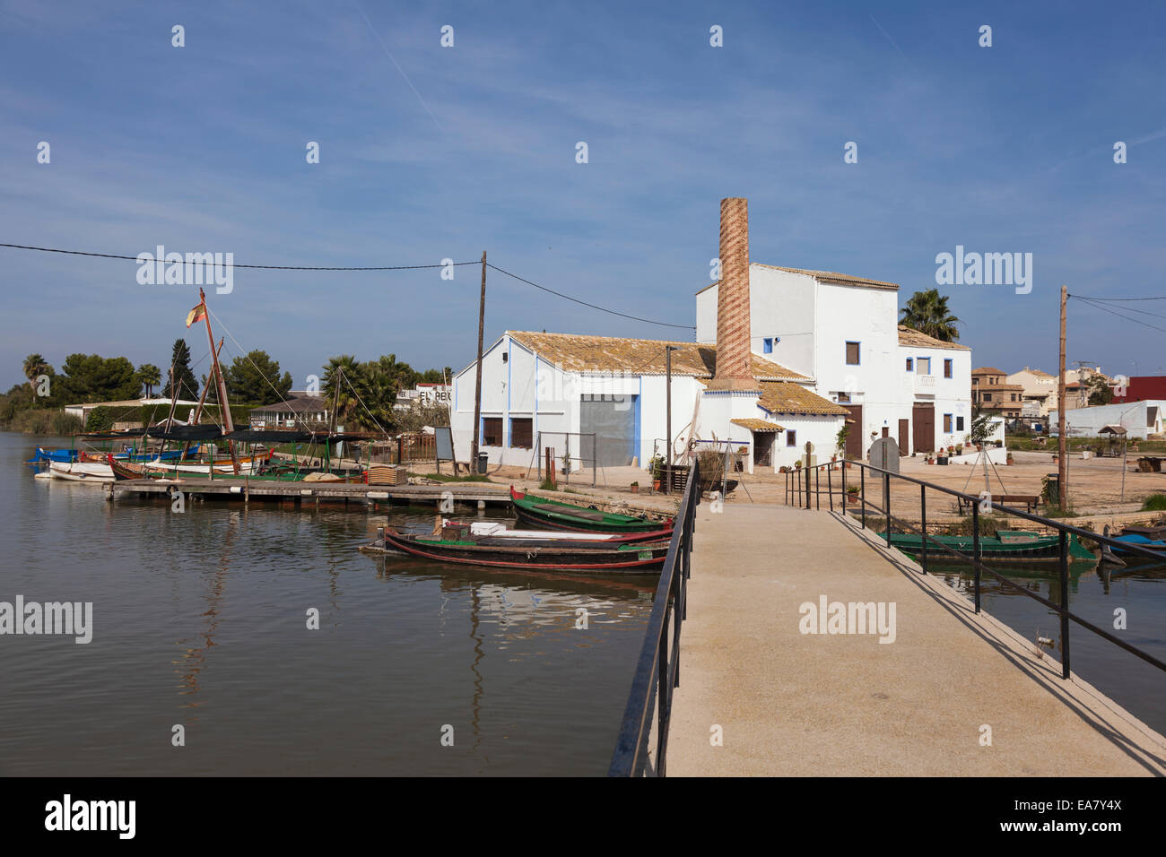Boote vertäut am El Palmar, Albufera, Valencia, Spanien. Stockfoto