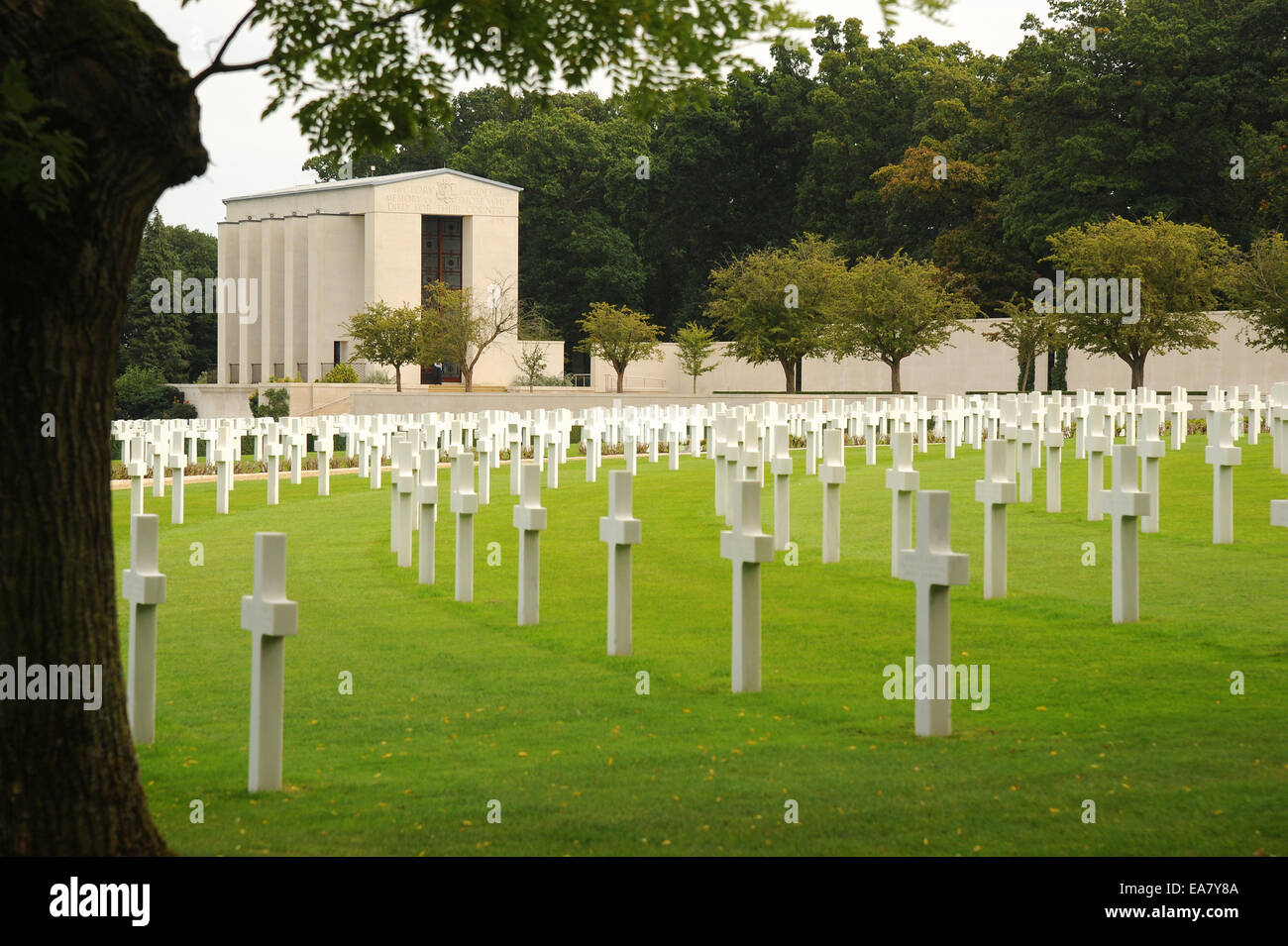 Weiße Marmor Kreuze an den amerikanischen Soldatenfriedhof. Cambridge. England. Der einzige Friedhof in Großbritannien für amerikanische Soldaten Stockfoto