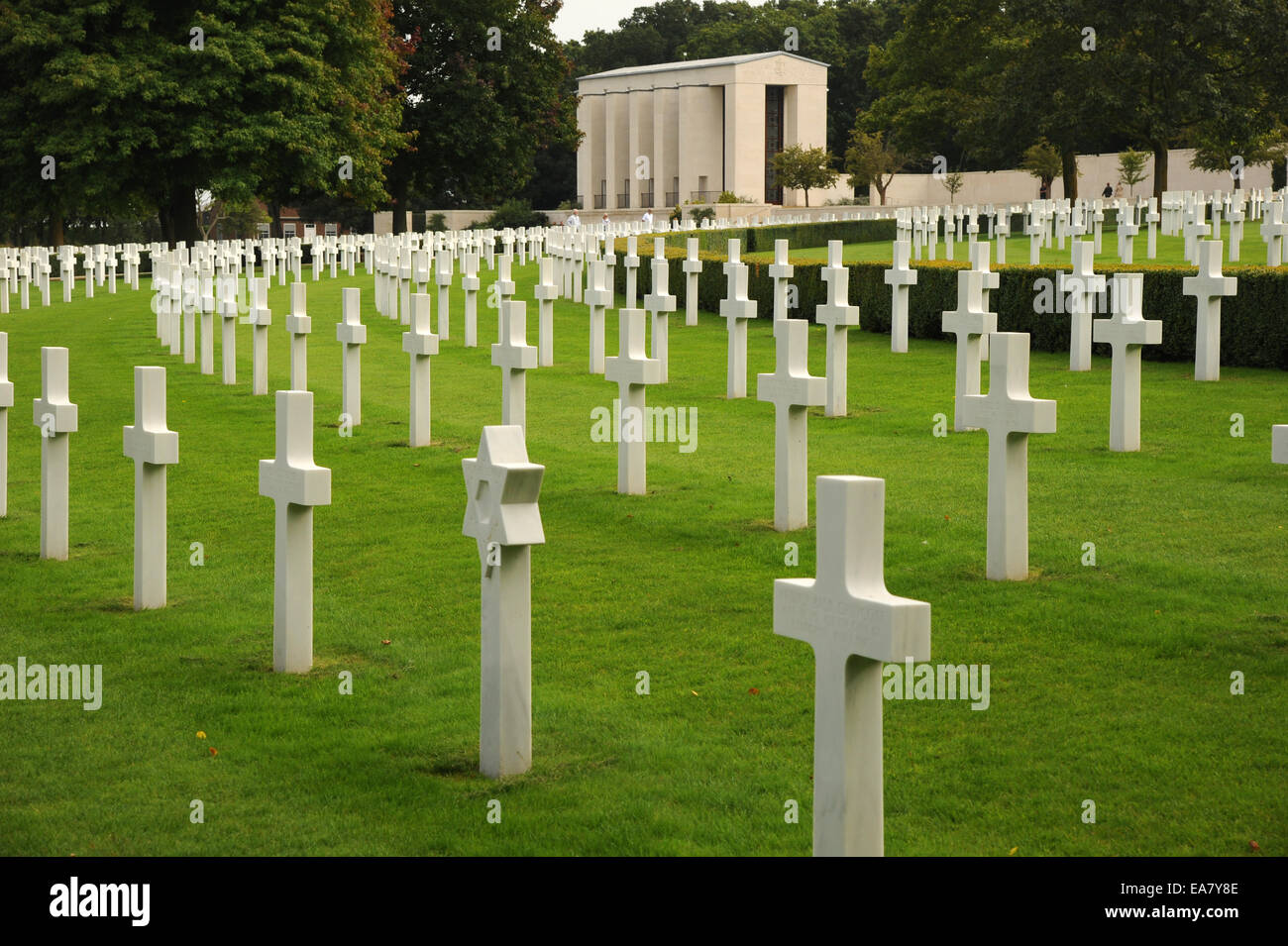 Weiße Marmor Kreuze an den amerikanischen Soldatenfriedhof. Cambridge. England. Der einzige Friedhof in Großbritannien für amerikanische Soldaten Stockfoto