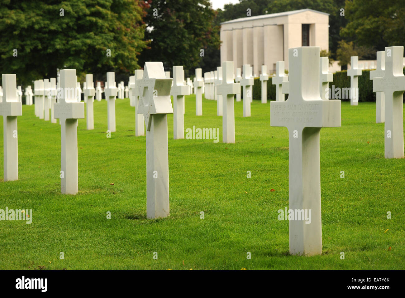 Weiße Marmor Kreuze an den amerikanischen Soldatenfriedhof. Cambridge. England. Der einzige Friedhof in Großbritannien für amerikanische Soldaten Stockfoto