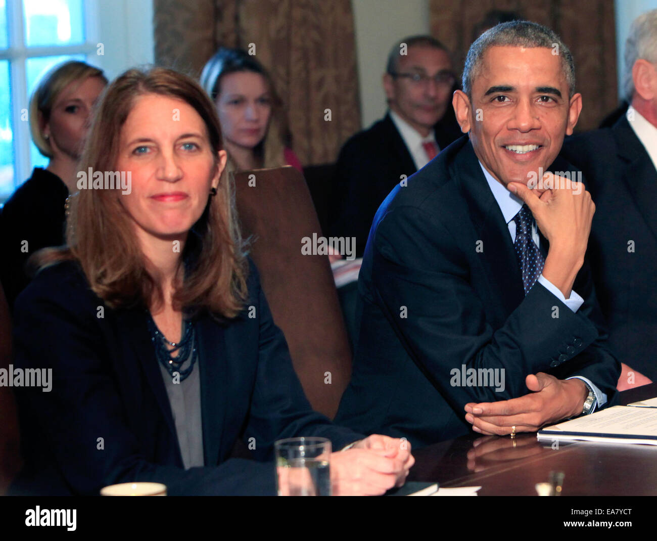 Washington, DC, USA. 7. November 2014. US-Präsident Barack Obama trifft mit seinem Kabinett in der Cabinet Room des weißen Hauses in Washington, DC am Freitag, 7. November 2014. Von links nach rechts: Secretary Of Health And Human Services Sylvia Mathews Burwell, Präsident Obama. Der Präsident ist als Reaktion auf eine gestellte Frage von CBS Radio-Reporter Mark Knoeller abgebildet. Bildnachweis: Dennis Brack/Pool über CNP/Dpa - NO-Draht-SERVICE-/ Alamy Live News Stockfoto