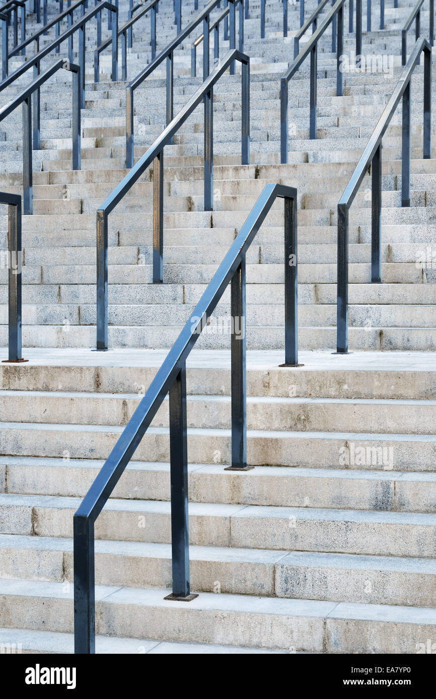 Eine Steintreppe mit Schienen Stockfoto