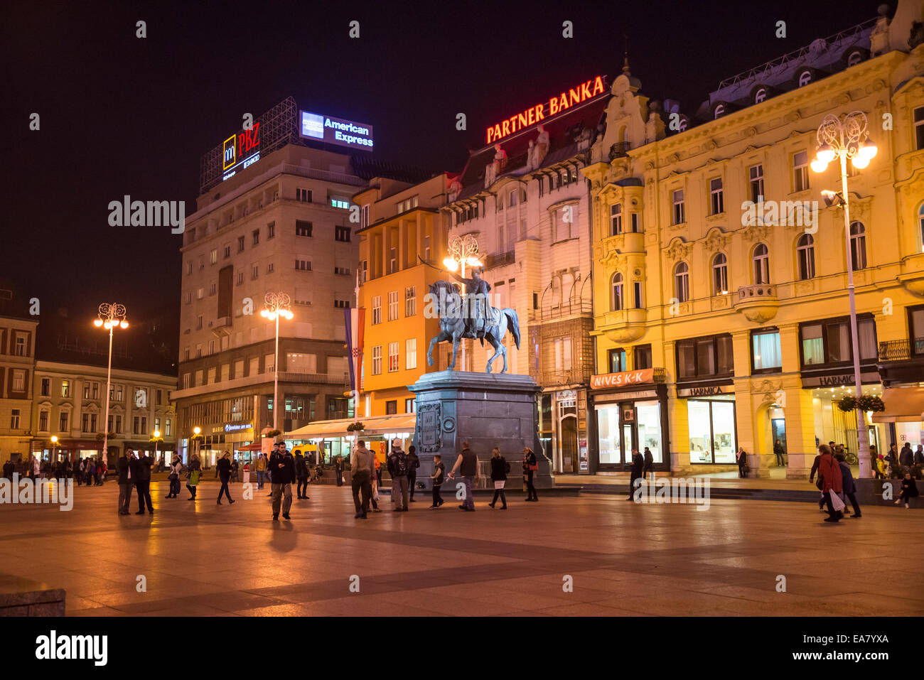 Jelacic-Platz bei Nacht, Trg Bana Josipa Jelacica, Zagreb, Kroatien Stockfoto