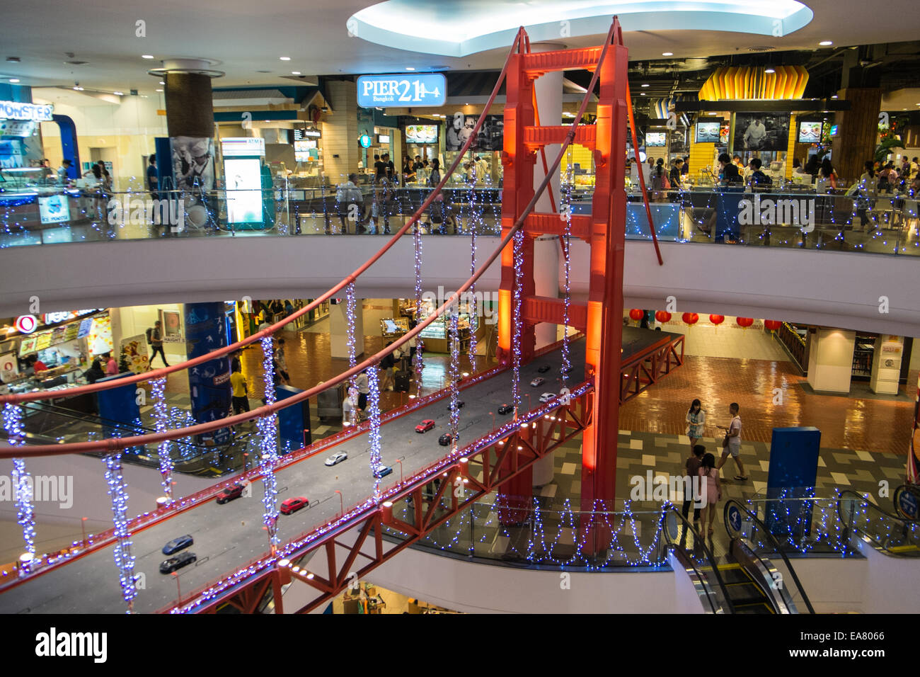 Kopie des San Francisco Golden Gate Bridge in San Francisco Etage im Terminal 21 Shopping Mall, Zentrum, Center, Bangkok, Thailand, Asien Stockfoto