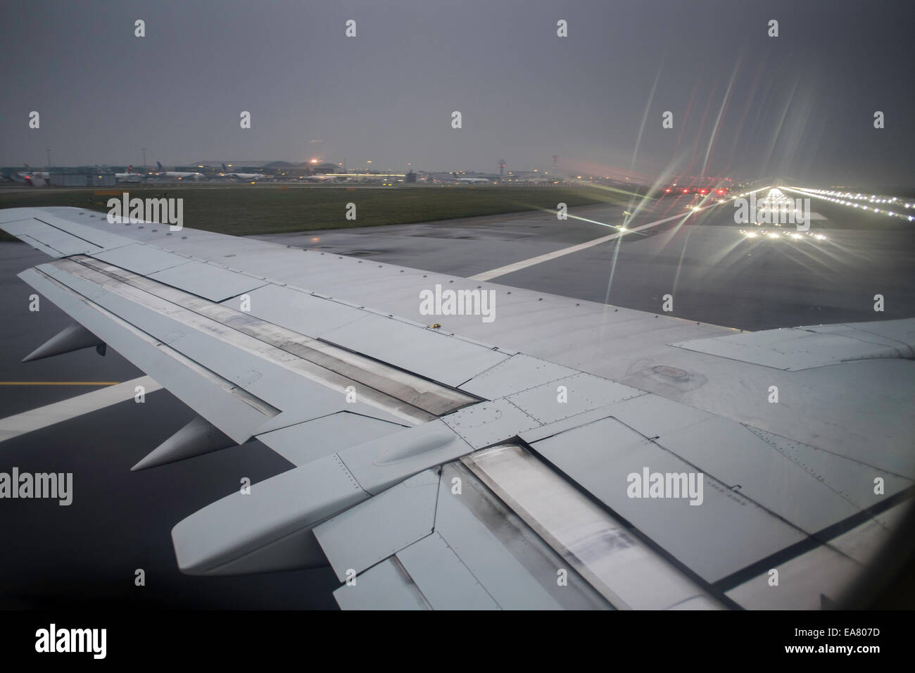 Besteuerung für Flugzeug abheben, Heathrow, London, Vereinigtes Königreich Stockfoto