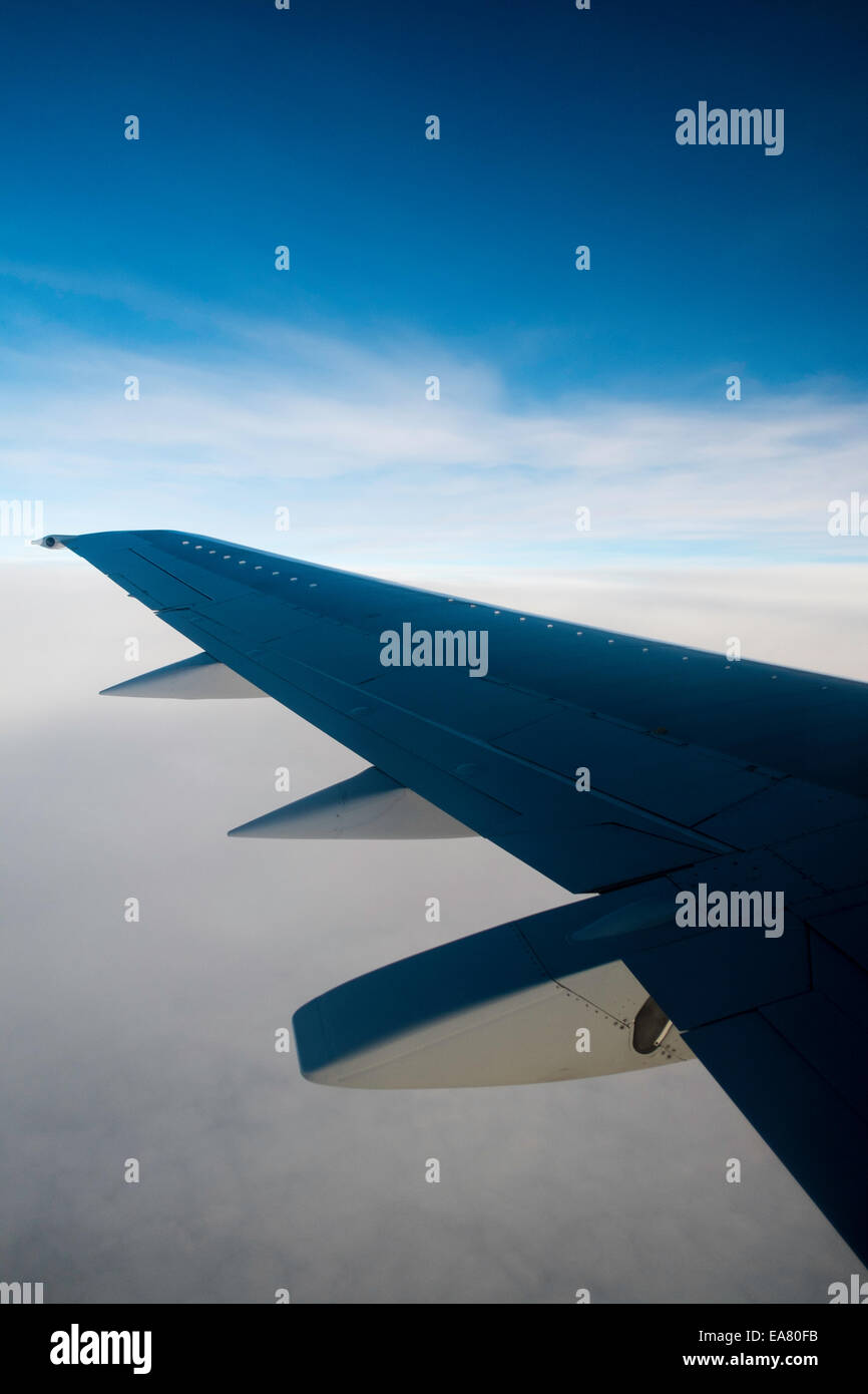 Blick vom Fensterplatz, Flugzeug fliegen über Wolken Stockfoto
