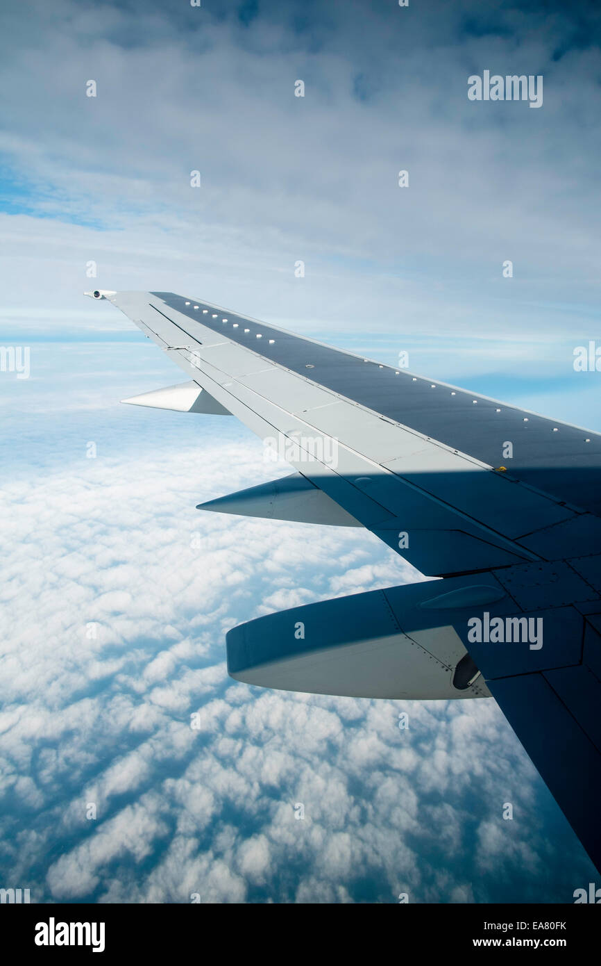 Blick vom Fensterplatz, Flugzeug fliegen über Wolken Stockfoto