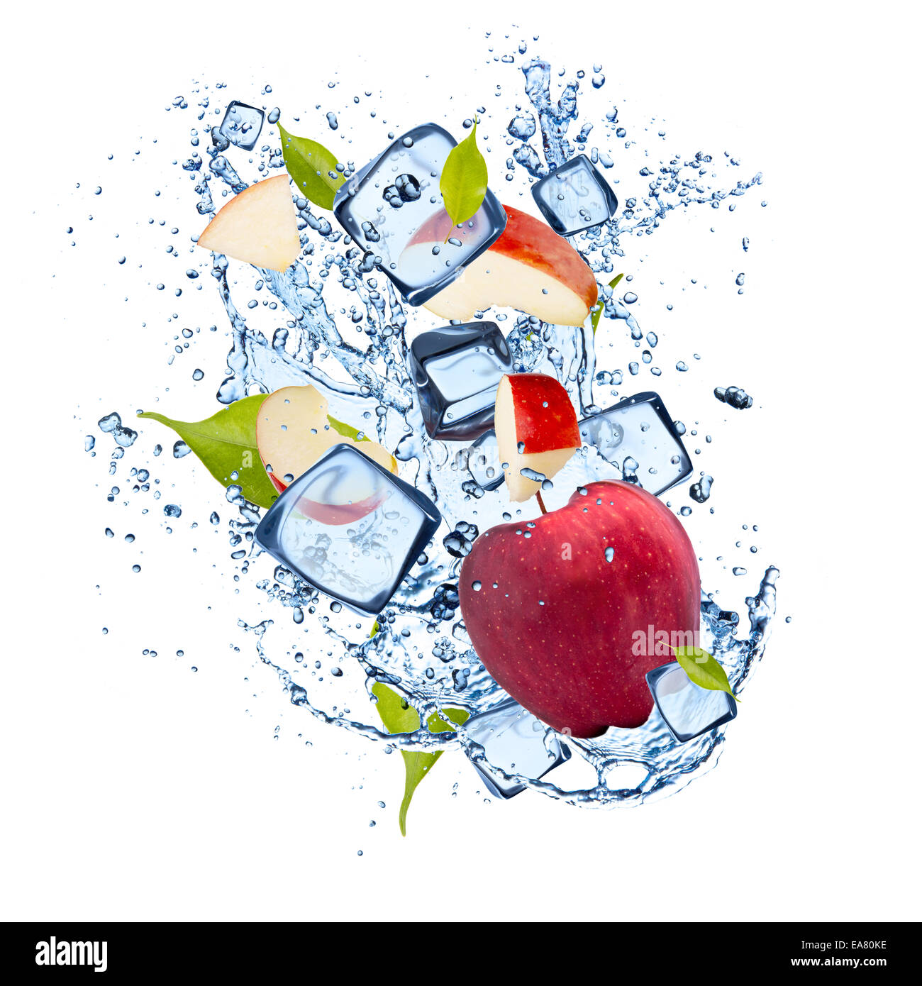 Eis-roten Apfel im Wasser spritzt, isoliert auf weißem Hintergrund Stockfoto
