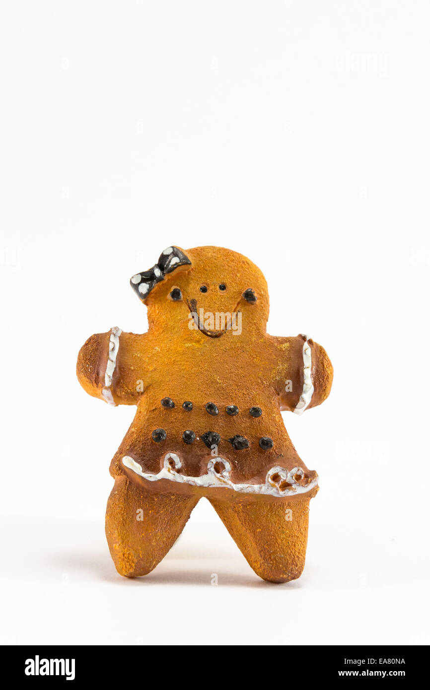 Weihnachten Frau Cookie Statuette mit Bogen und Rock auf weißem Hintergrund Stockfoto