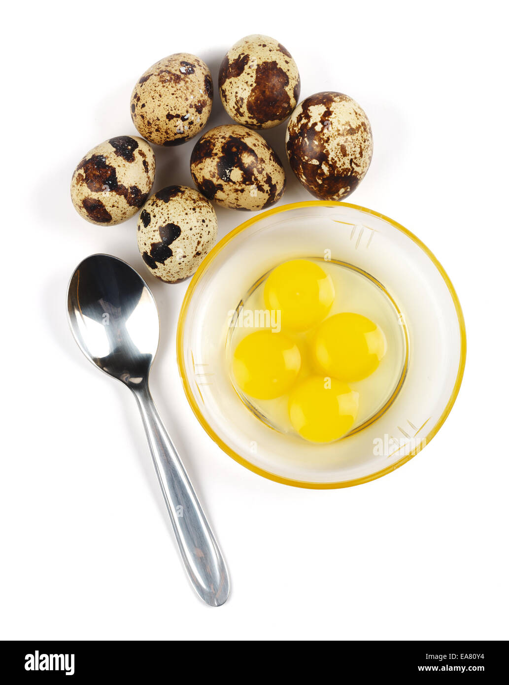 Roh gebrochenen Wachteleier in Glasplatte mit Löffel Stockfoto