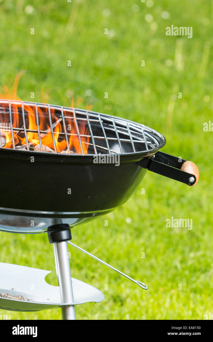 Leere Grill im Garten mit brennende Glut Stockfoto