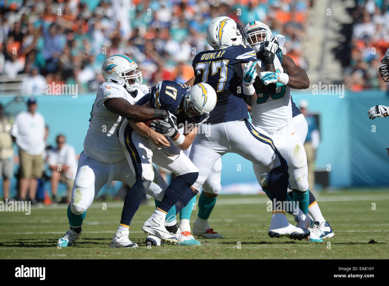 Miami Gardens, FL, USA. 2. November 2014. Phillip Rivers #17 von San Diego ist sacked durch Earl Mitchell #90 von Miami in die NFL Football-Spiel zwischen den Miami Dolphins und den San Diego Chargers im Sun Life Stadium in Miami Gardens FL. Die Delphine besiegte die Ladegeräte 37-0. © Csm/Alamy Live-Nachrichten Stockfoto