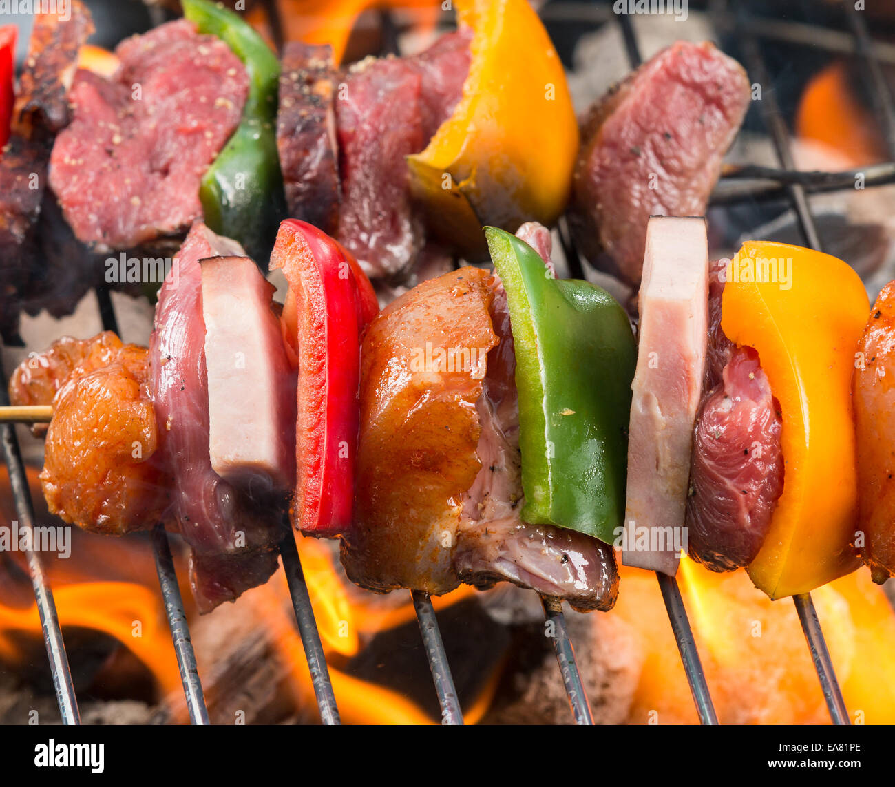 Fleisch und Gemüse-Spieß auf Grill mit dem Feuer Stockfoto