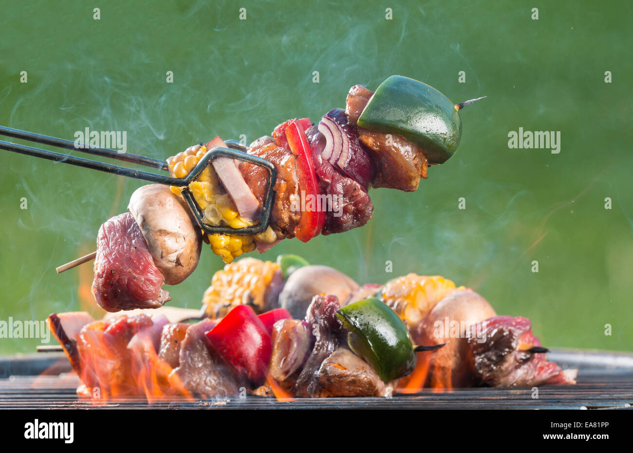 Fleisch und Gemüse-Spieß auf Grill mit dem Feuer Stockfoto