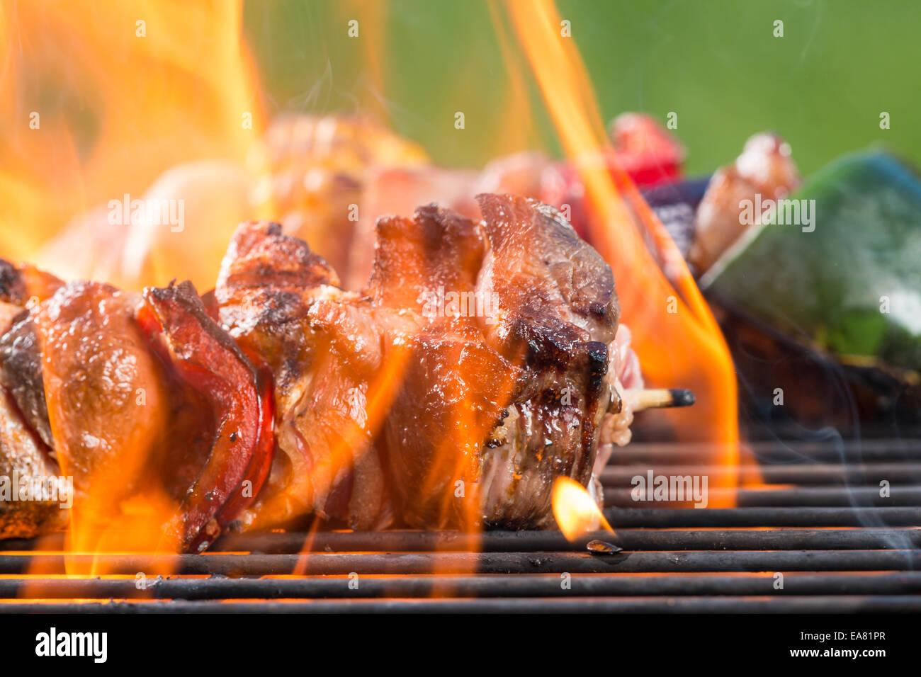 Fleisch und Gemüse-Spieß auf Grill mit dem Feuer Stockfoto