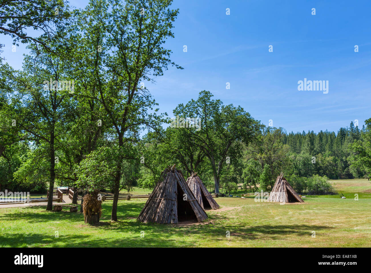 Miwok Rinde Häuser (U Macha) am indischen Schleifen Rock State Historic Park, Amador County, südlichen Gold Country, California, USA Stockfoto