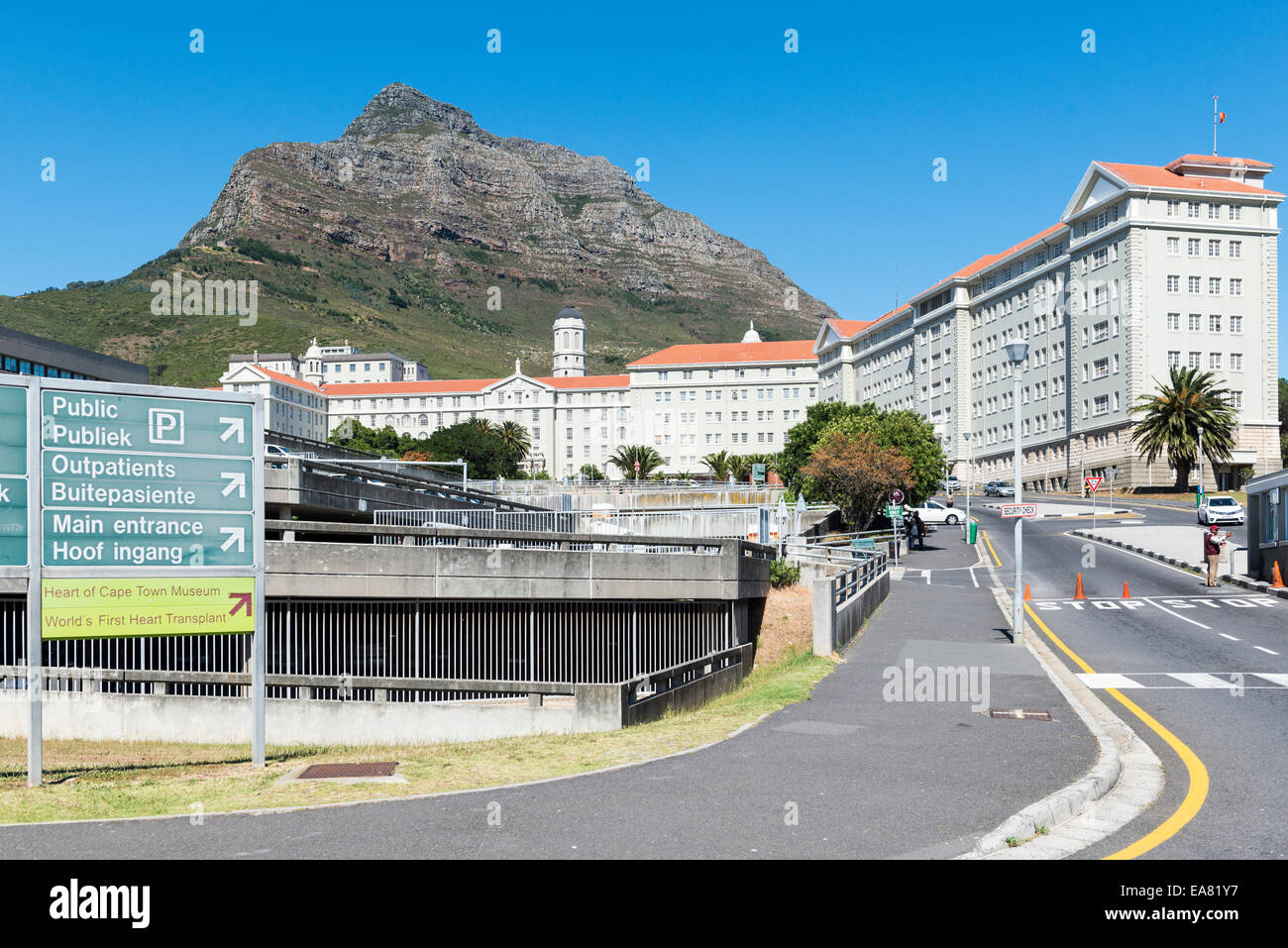 Alte Gebäude von Groote Schuur Krankenhaus an den Hängen des Devil's Peak, Kapstadt, Südafrika Stockfoto