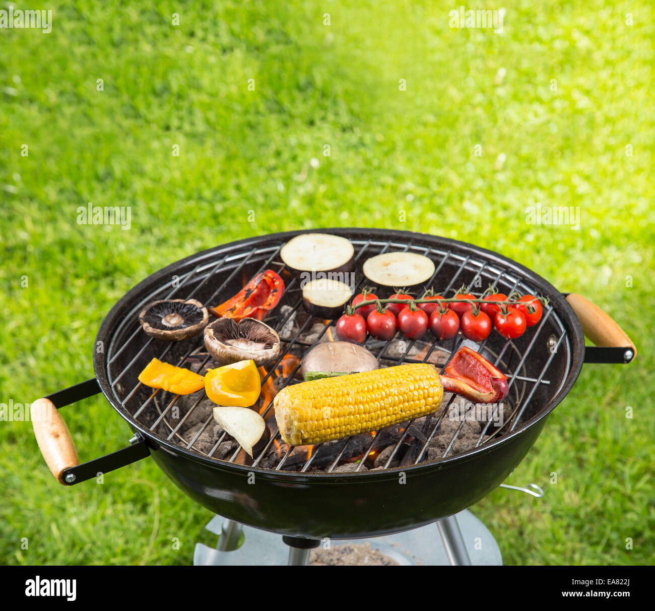 Leckere gegrillte Gemüse auf glühende Kohlen Stockfoto