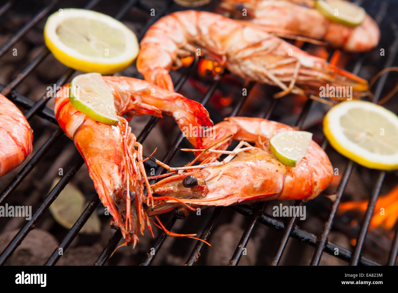 Frisch gegrillte Garnelen in Brand Stockfoto