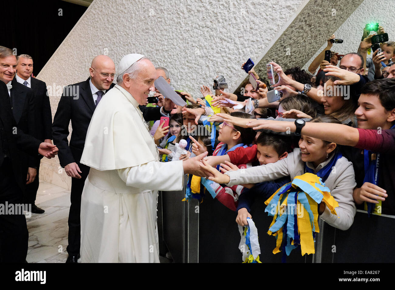 Aula Paolo VI, Vatikanstadt. 8. November 2014. Papst Francis Besprechungstermin mit der Bewegung der Italiener Erwachsene Scout Credit: wirklich Easy Star/Alamy Live News Stockfoto