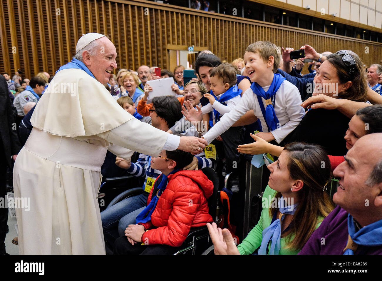 Aula Paolo VI, Vatikanstadt. 8. November 2014. Papst Francis Besprechungstermin mit der Bewegung der Italiener Erwachsene Scout Credit: wirklich Easy Star/Alamy Live News Stockfoto