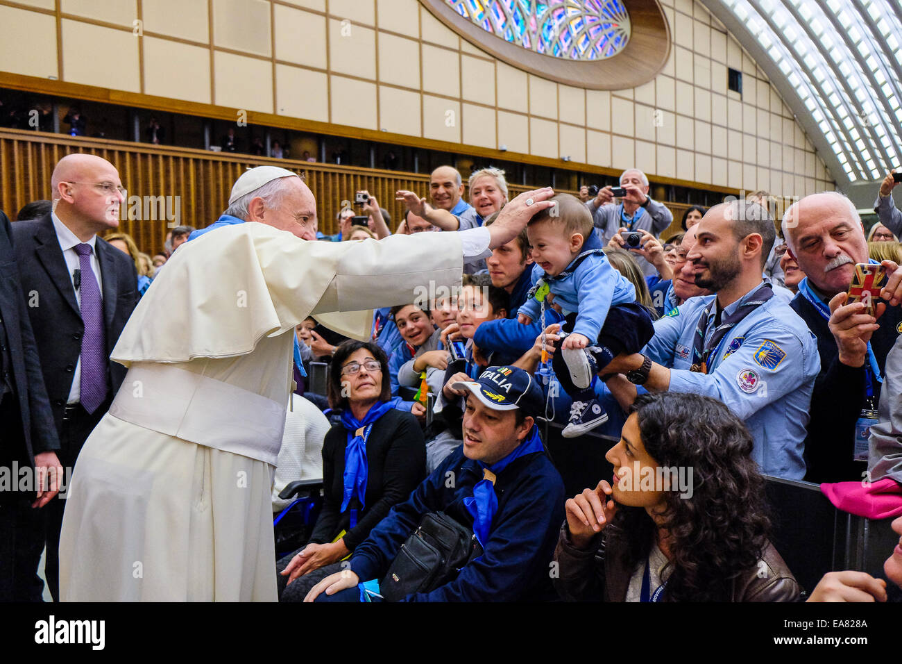 Aula Paolo VI, Vatikanstadt. 8. November 2014. Papst Francis Besprechungstermin mit der Bewegung der Italiener Erwachsene Scout Credit: wirklich Easy Star/Alamy Live News Stockfoto