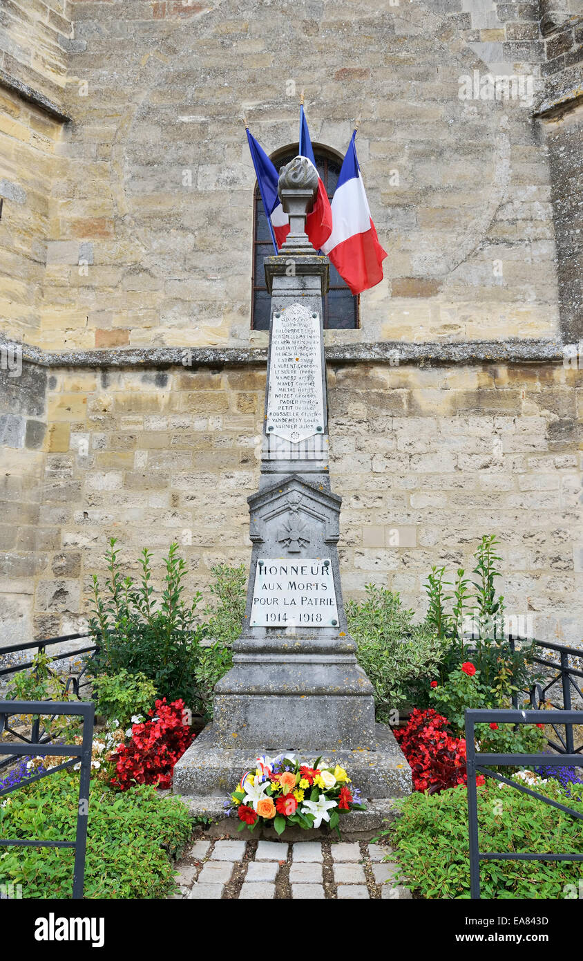 Denkmal in Plivot zum Gedenken an die Opfer des i. Weltkrieges verziert durch französische Nationalflaggen für 13 Juli Französischer Nationalfeiertag Stockfoto