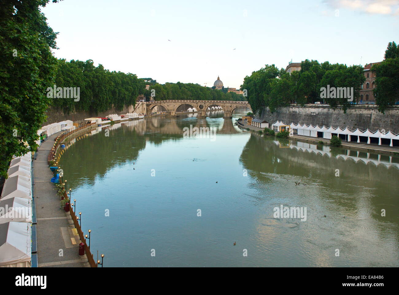 Tiber Fluss durchquert Rom umgeben von Festzelten und eine Bogenbrücke. Stockfoto