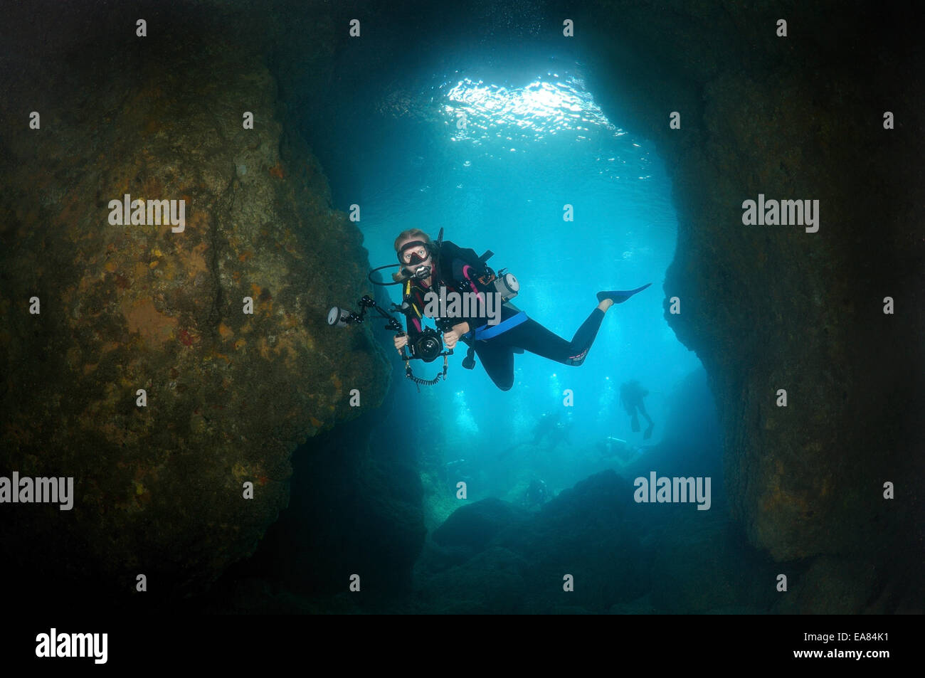 Taucher mit Fotokamera in die Höhle suchen. Bohol Sea, Philippinen, Südostasien Stockfoto