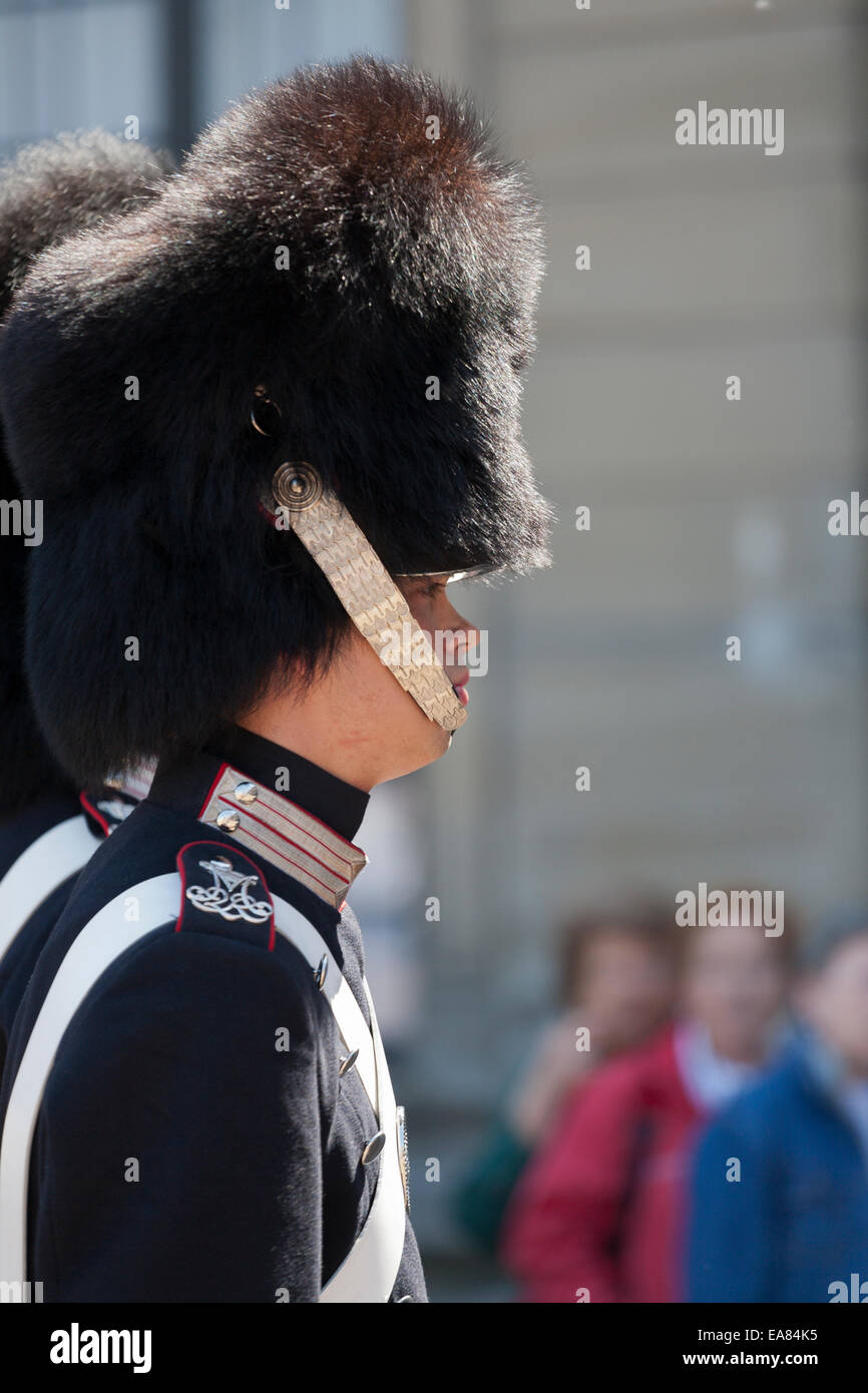 Changing of the Guard. Eine dänische Palastwache marschiert in Richtung sein neues Amt während der zeremonielle Wachablösung im Palace. Stockfoto