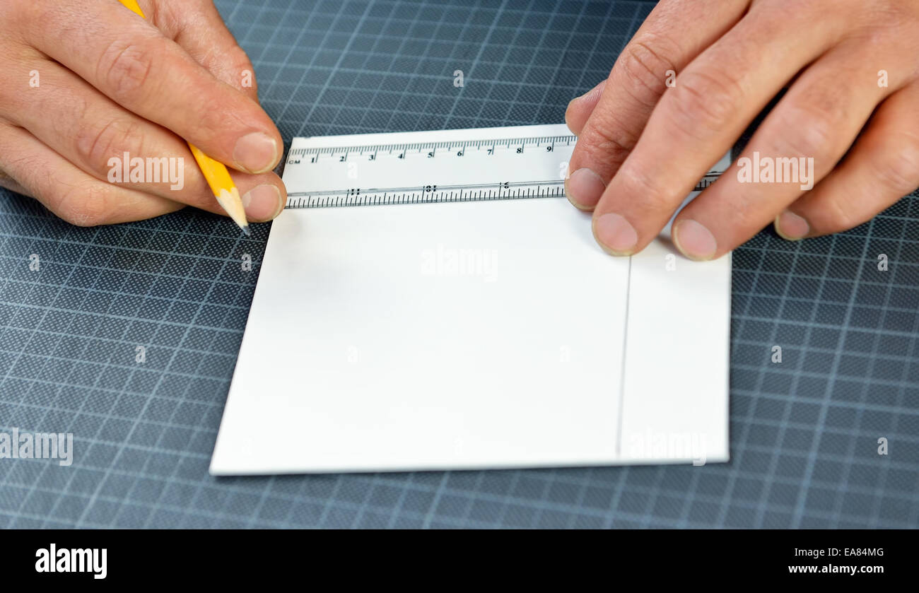 Hände eines technischen Arbeitnehmers Vorbereitung um Notizen für sein Projekt zu machen Stockfoto