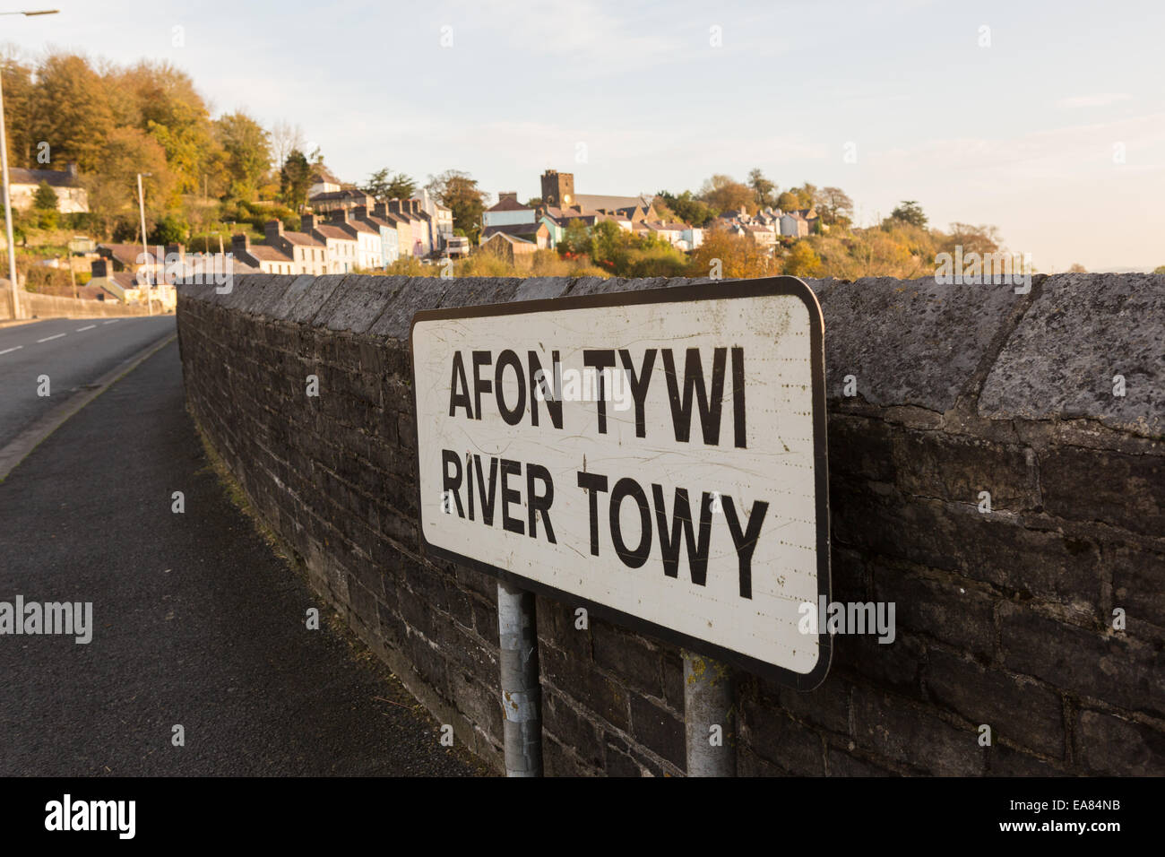 Afon Tywi/Fluss Towy Zeichen auf der Brücke mit Blick auf die bunten Reihenhäuser von Llandeilo Stockfoto