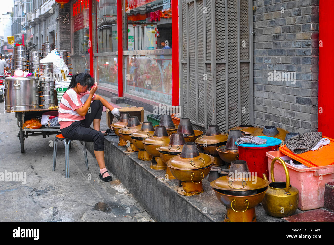 Bereiten die Töpfe vor einem Hot-Pot Restaurant. Liangshidian Jie. Beijing. China Stockfoto