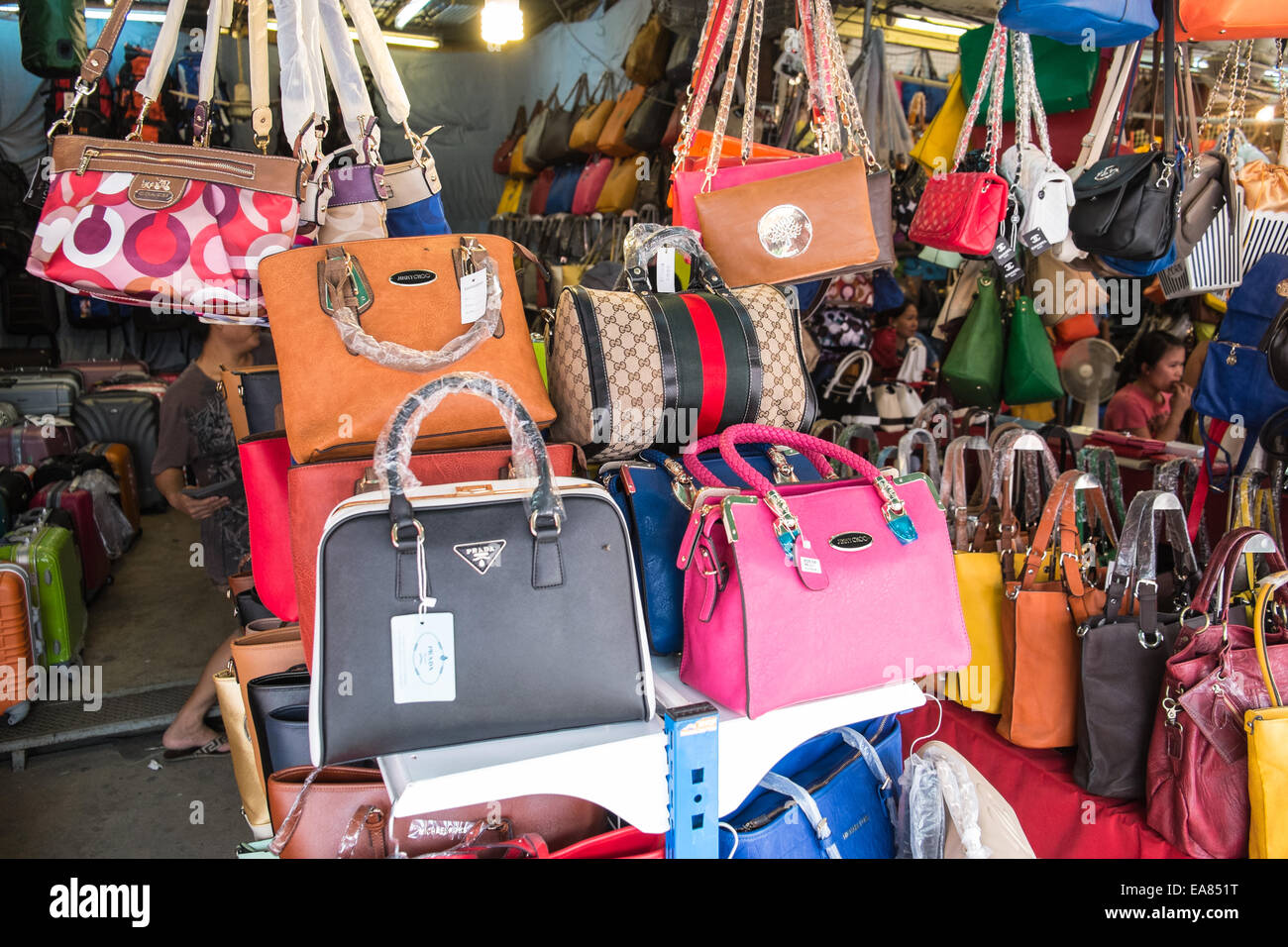 Fake, counerfeit, Designer, Waren, Taschen, für, Verkauf, at, chatuchak, Markt, Wochenende, Bangkok, Thailand, Asien, Stockfoto