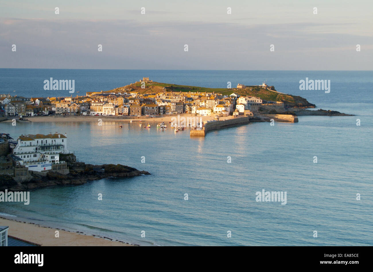 St Ives Harbour gebadet im späten Nachmittag Sonnenlicht gesehen von Klippen oberhalb Porthminster Strand Penwith West Cornwall Südwest Stockfoto