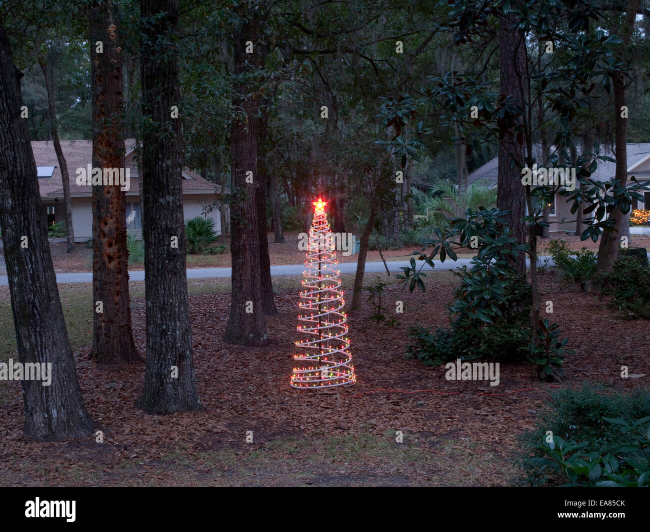 künstlicher Weihnachtsbaum in der Abenddämmerung auf s Hof. Stockfoto