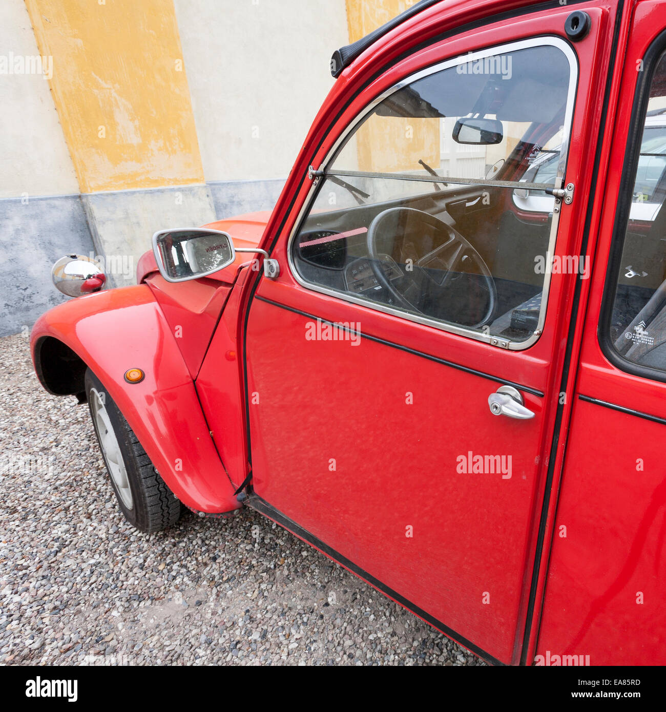 Seite von einer roten 2 cv6 Club Citroen. Ein seitlicher Blick auf dieses alte klassische Automobil in rot. Stockfoto
