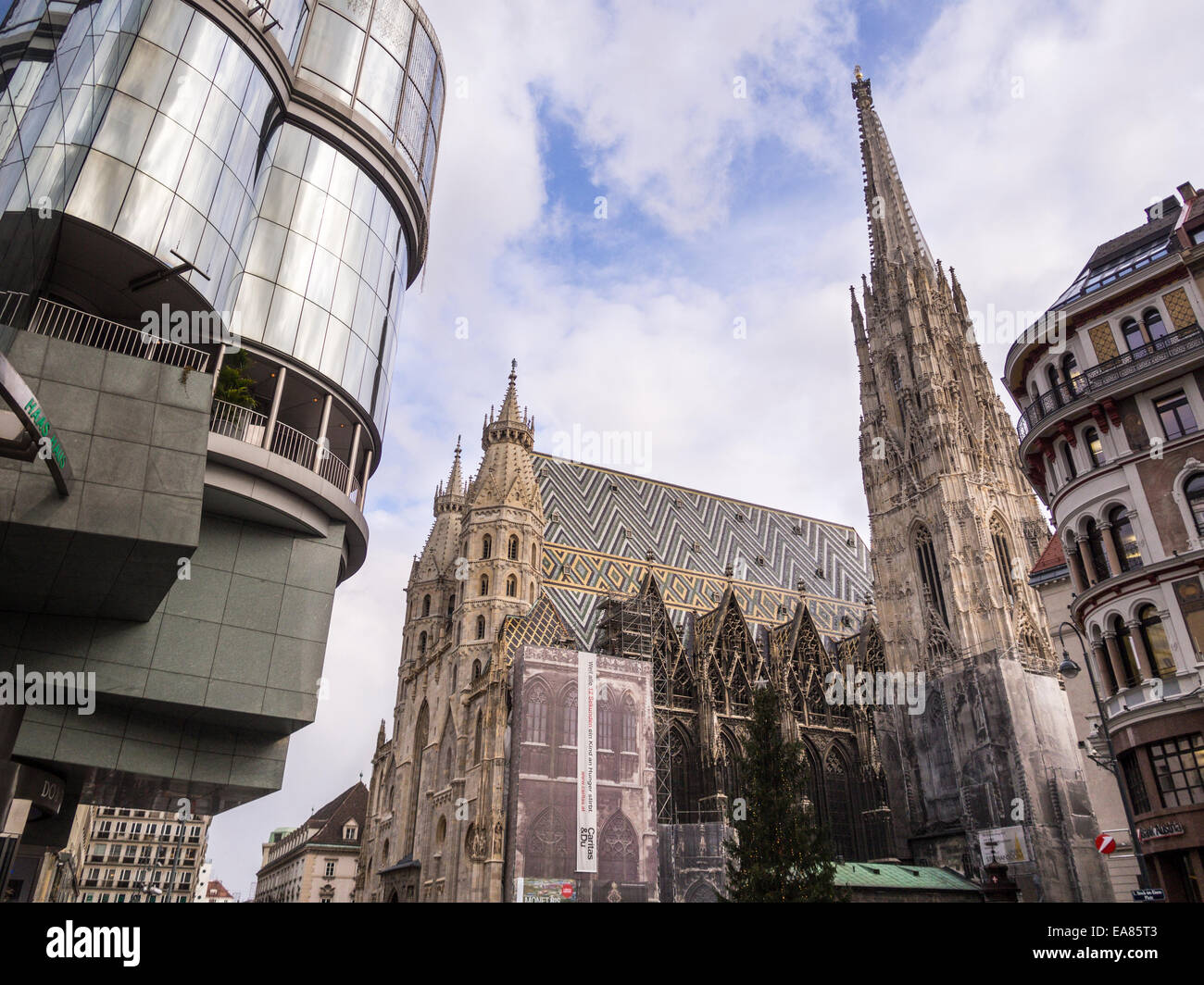 Stephansdom: Drei Türme mit Haas House. Die alte Kathedrale mit dem modernen Haas-House über den Platz. Stockfoto