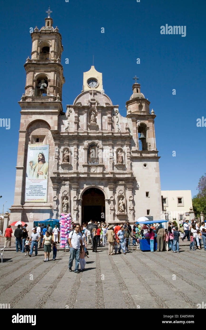 Anbeter zu verschütten aus der Sonntagsmesse in der 1611 Tempel de San Marcos in Aguascalientes, Mexiko. Stockfoto